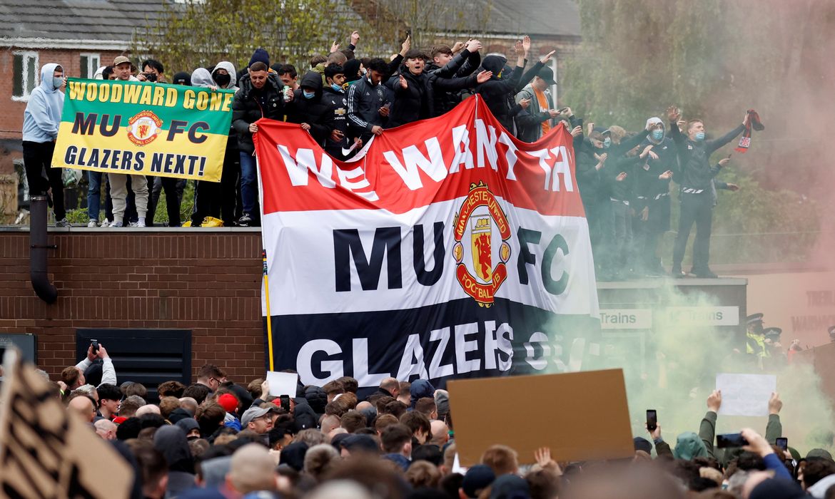 Torcedores do Manchester United protestam contra proprietários do clube
