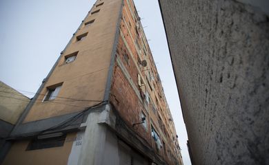 Abandonado ainda em fase de construção, o Edifício União, localizado na Rua Solon, 934, foi ocupado na década de 80 e chegou a abrigar, em seus oito andares, 72 famílias (Marcelo Camargo/Agência Brasil)