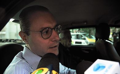 Curitiba - O advogado Cristiano Zanin fala à imprensa após visita ao ex-presidente Lula (Marcello Casal Jr/Agência Brasil)