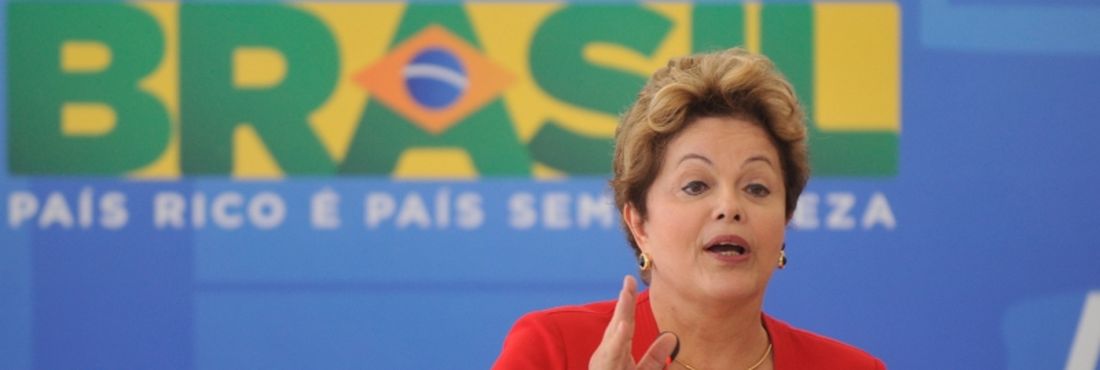 Brasília – A presidenta Dilma Rousseff anuncia linha de financiamento para compra de móveis e eletrodomésticos destinada a beneficiários do Programa Minha Casa, Minha Vida, em solenidade no Palácio do Planalto