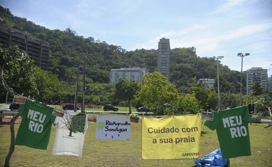 Rio de Janeiro - Voluntários das ONGs Greenpeace e Meu Rio lançam, na Lagoa Rodrigo de Freitas, a campanha Rio Maravilha sem Água (Tânia Rêgo/Agência Brasil)