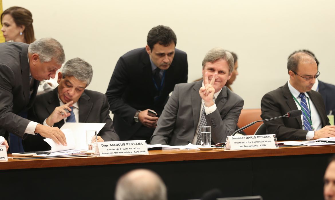 Brasília - O relator Marcus Pestana e o presidente da Comissão Mista de Orçamento, Dário Berger, em reunião para discutir e votar o projeto da LDO (Fabio Rodrigues-Pozzebom/Agência Brasil) 