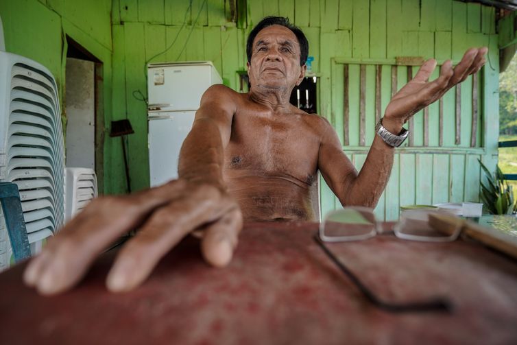 Manaus (AM), 21/11/2023, Tome Maurício da Silva, proprietário de um flutuante no lago do Aleixo, que está seco, fala sobre a maior seca em 121 anos que Manaus vem sofrendo. Foto: Rafa Neddermeyer/Agência Brasil
