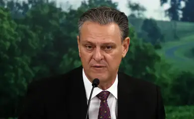 Brasília (DF), 04/06/2025 - O ministro da Agricultura e Pecuária, Carlos Fávaro, fala durante entrevista coletiva de imprensa para abordar a situação e as atualizações relacionadas à emergência zoossanitária da gripe aviária. Foto: Antonio Cruz/Agência Brasil