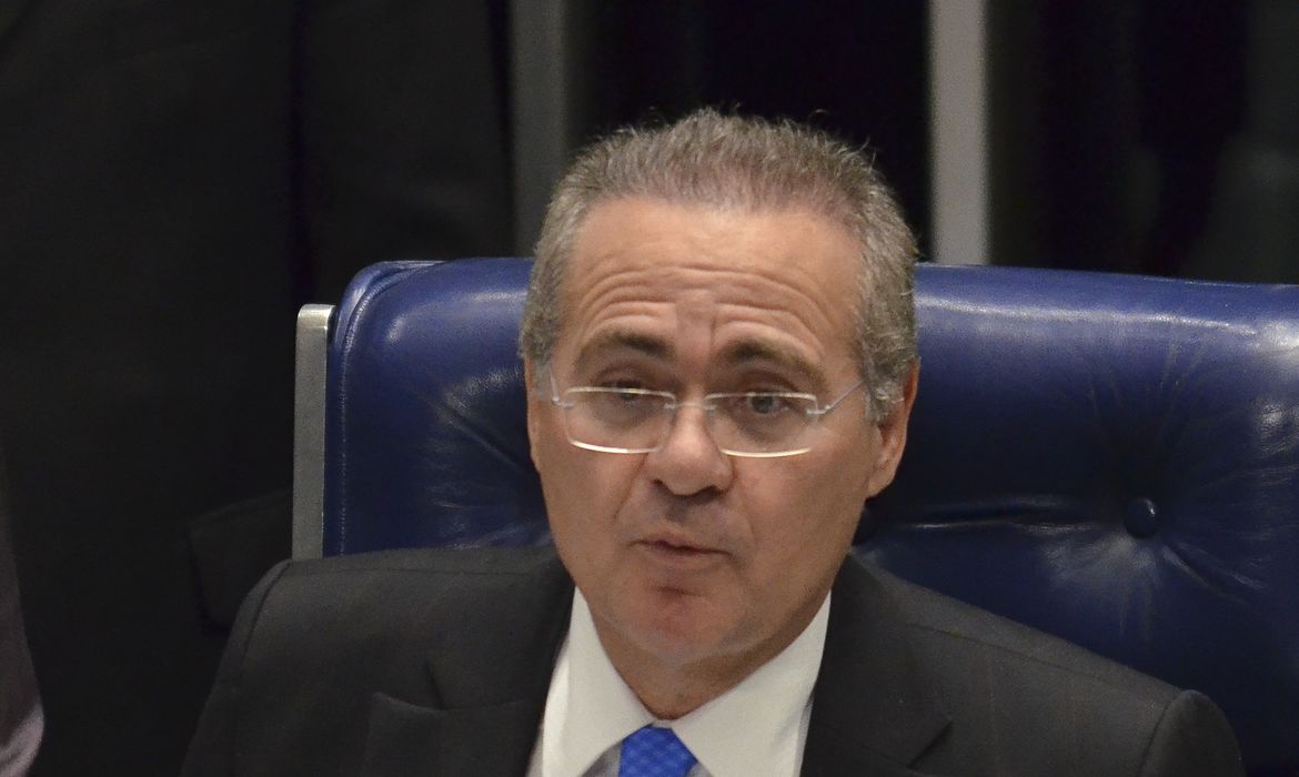 Brasilia - O presidente do Senado, Renan Calheiros anuncia criação da CPI da Petrobras. O requerimento de criação da CPI  foi lido hoje (1º) no plenário  (José Cruz/Agência Brasil)