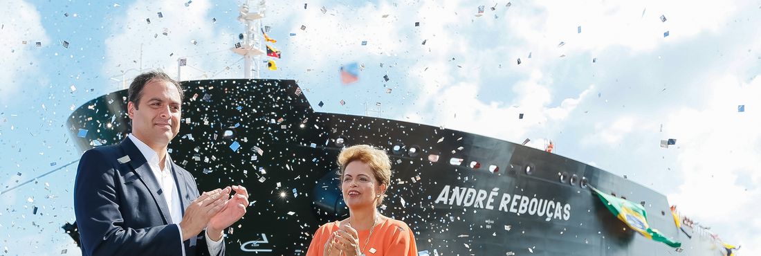 Presidenta Dilma Rousseff e o governador Paulo Câmara durante inauguração do navio André Rebouças no porto de Suape, Pernambuco