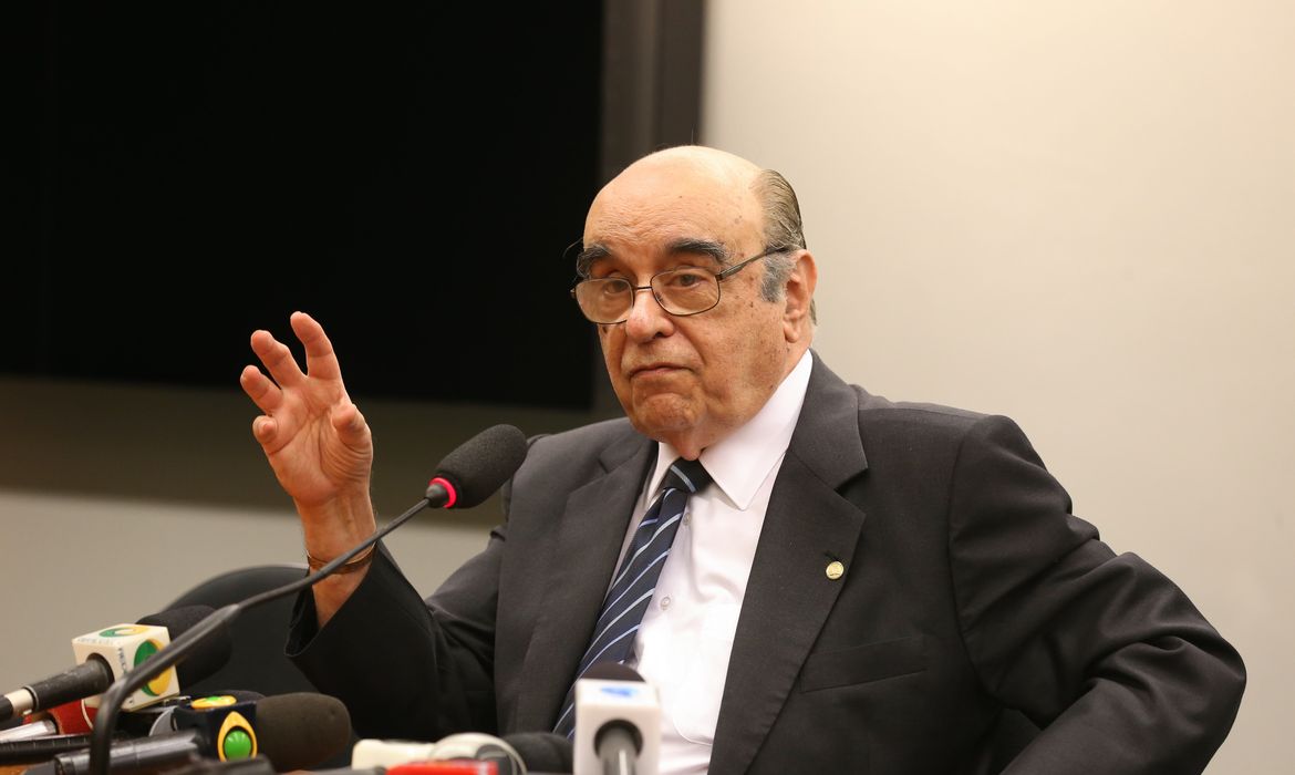 Brasília - Deputado Bonifácio de Andrada (PSDB-MG), relator da segunda denúncia apresentada pela PGR contra o presidente Temer, fala à imprensa (Valter Campanato/Agência Brasil)