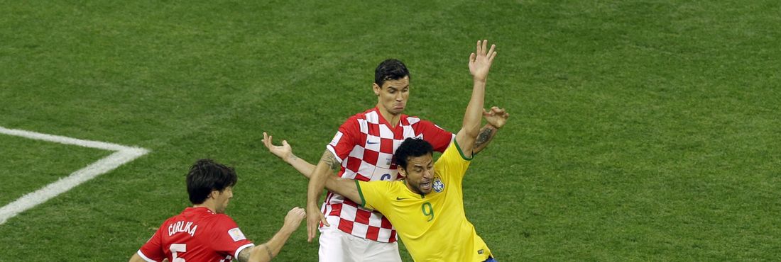 Em disputa na área da Croácia juiz marca pênalti de Dejan Lovren contra Fred. Na cobrança Neymar marca o segundo gol para o Brasil