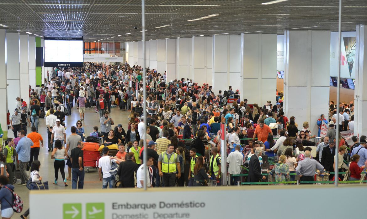 Manifestação dos aeroviarios causa transtornos no aeroporto de Brasilia.