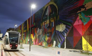 Rio de Janeiro - Na zona portuária, mural do grafiteiro Eduardo Kobra retrata etnias dos cinco continentes (Fernando Frazão/Agência Brasil) 