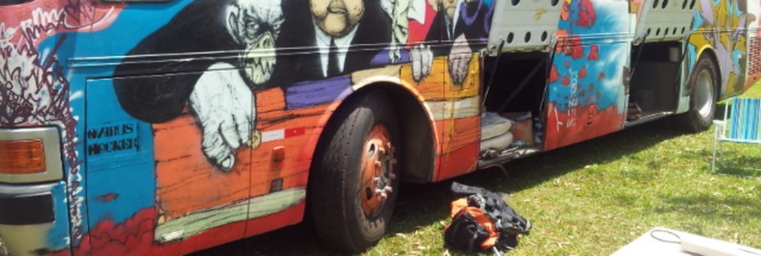 O Ônibus Hacker é repleto de grafites e faz "invasões" em eventos de tecnologia e cidadania pelo Brasil