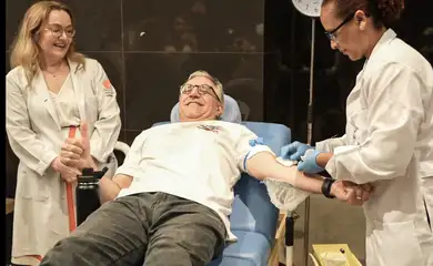 Padilha doa sangue e marca início da vacinação contra vírus sincicial