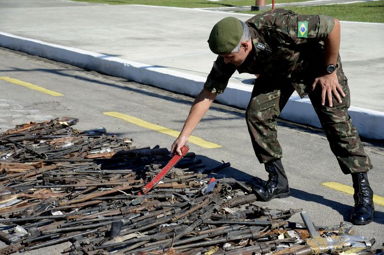 8.549 armas obsoletas e sem condições de uso na atividade policial são destruídas como parte das ações estruturantes conduzidas pelo Gabinete de Intervenção Federal, no Batalhão de Manutenção e Suprimento de Armas do Exército, na Vila Militar,