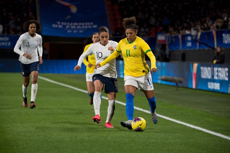 Cristiane defende Brasil contra Franca no Torneio da Franca