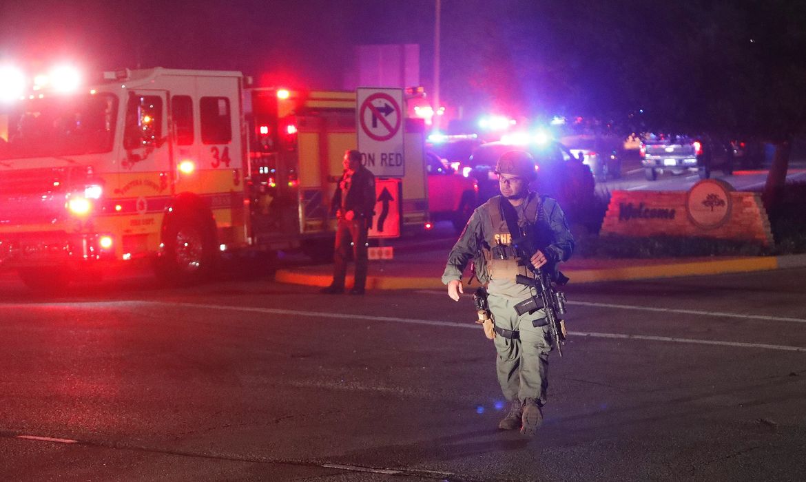 MAN02. THOUSAND OAKS (ESTADOS UNIDOS), 08/11/2018.- Miembros de la policía aseguran la carretera del lugar del tiroteo, que ha causado al menos 11 heridos, en el Borderline Bar and Grill en la localidad de Thousand Oaks, California, Estados