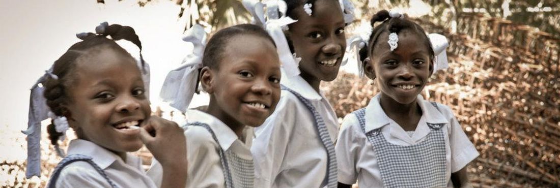Crianças de uniforme no Haiti