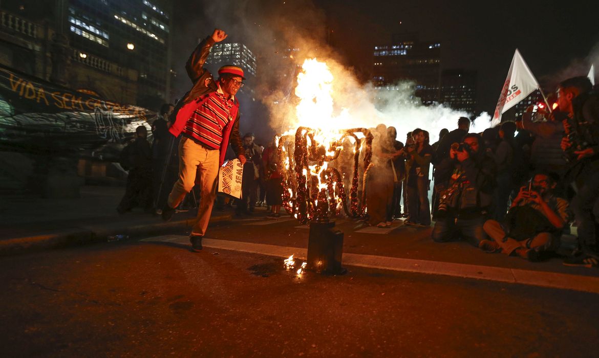 São Paulo (SP), 29.06.2023 - Ato contra tarifa de transporte público lembra atos de  2013. Manifestação no centro da cidade pela Tarifa Zero para o transporte público.  Foto Paulo Pinto/Agência Brasil