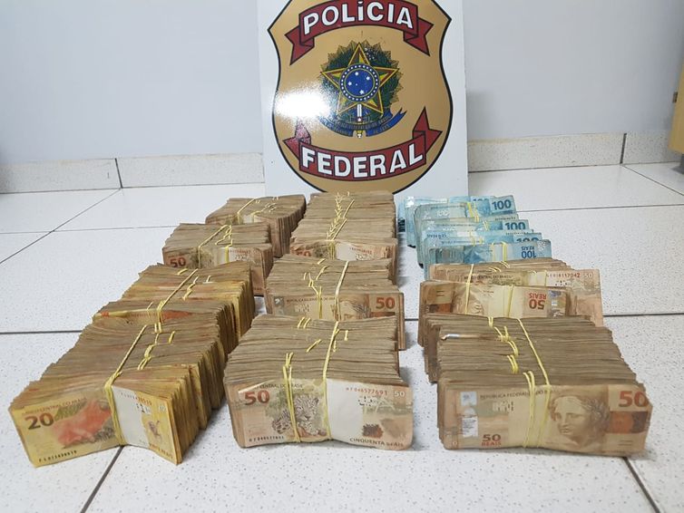 Polícia Federal apreendeu recursos que somam R$ 500 mil levados em uma mala.
