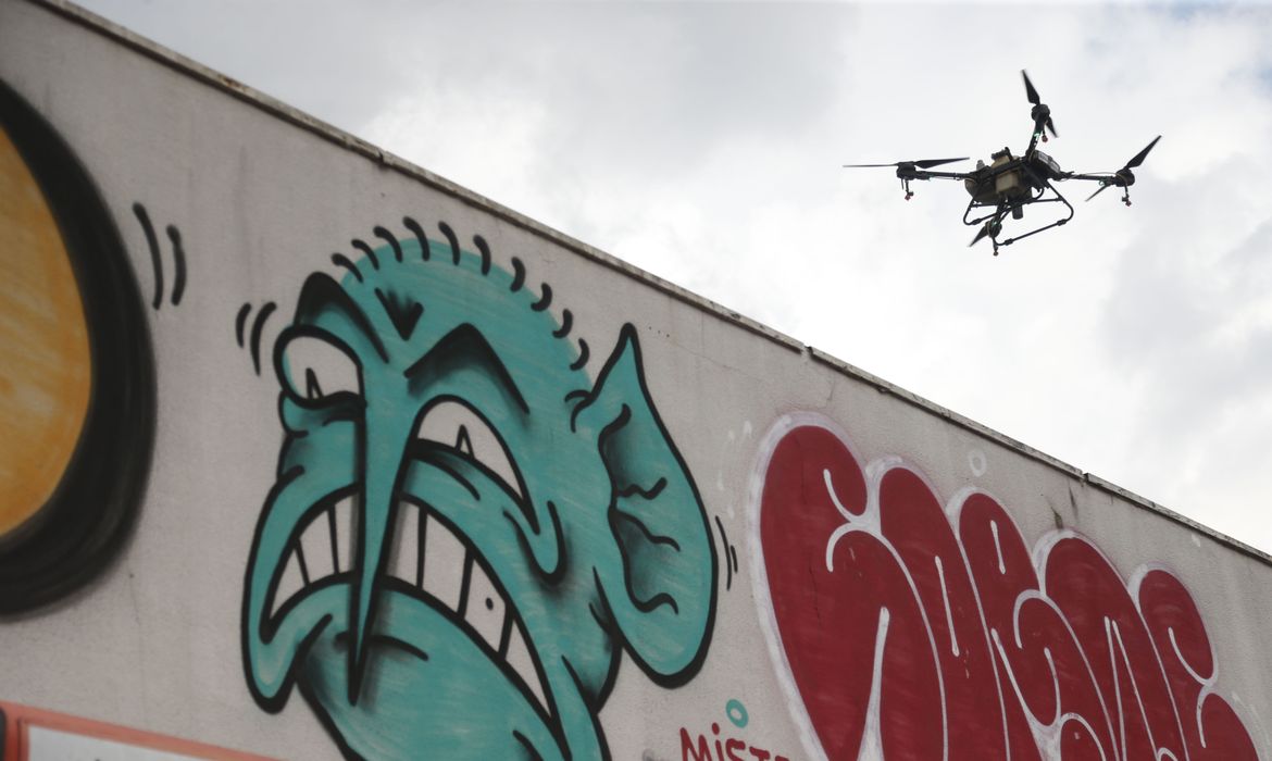 São Paulo (SP) 05/03/2024 - Agentes de saude da cidade de São Paulo em ação com drone em prédios abandonados, à procura de focos do mosquito transmissor. Foto: Paulo Pinto/Agência Brasil