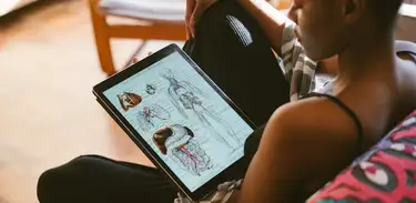Mulher estuda anatomia em um tablet