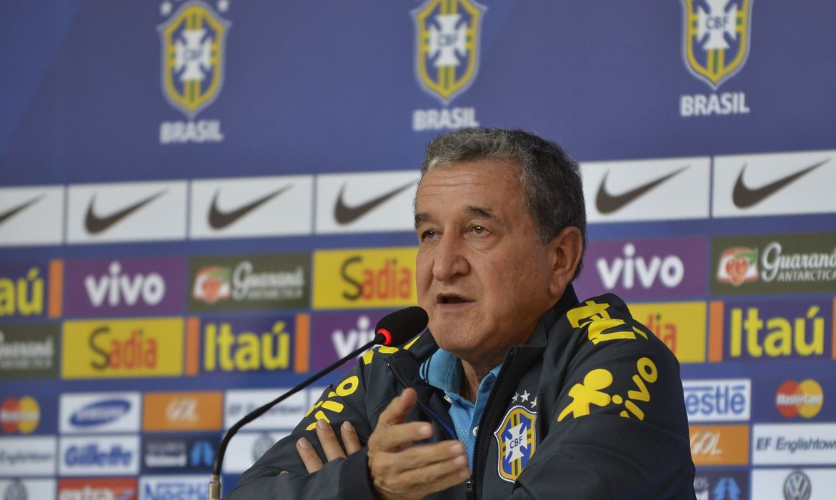 26 17:10:02 Equipe técnica dá coletiva no centro de mídia na Granja Comary. Na foto, o coordenador técnico, Carlos Alberto Parreira (Tomaz Silva/Agência Brasil)