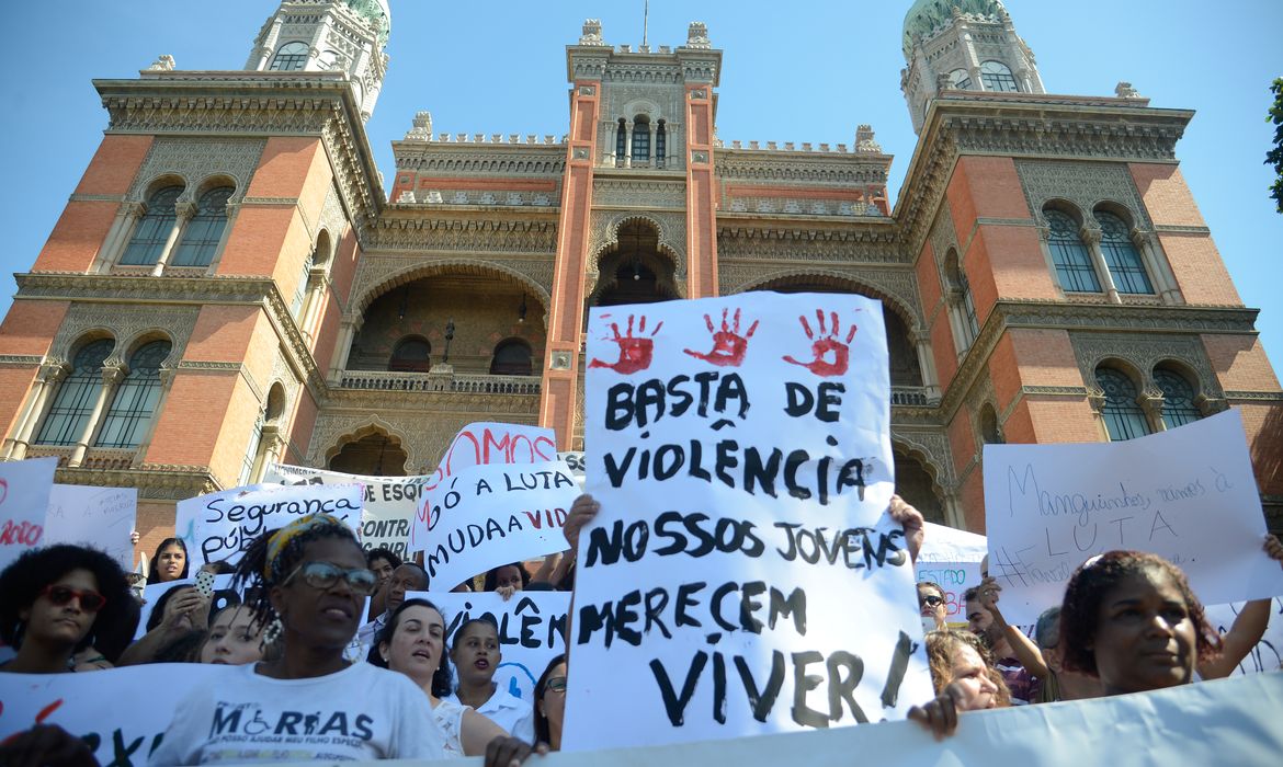 Rio de Janeiro - Fiocruz promove ato contra a violência em Manguinhos, com a participação de trabalhadores, estudantes, moradores e movimentos sociais da região. No último dia 17 de abril, uma bala perdida varou a janela de uma sala de