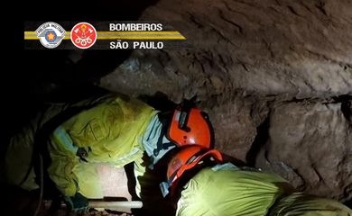 O esforço de resgate é realizado para os bombeiros que foram soterrados durante um acidente de treinamento em Ribeirão Preto, São Paulo, Brasil, nesta foto de apostila datada de 31 de outubro de 2021