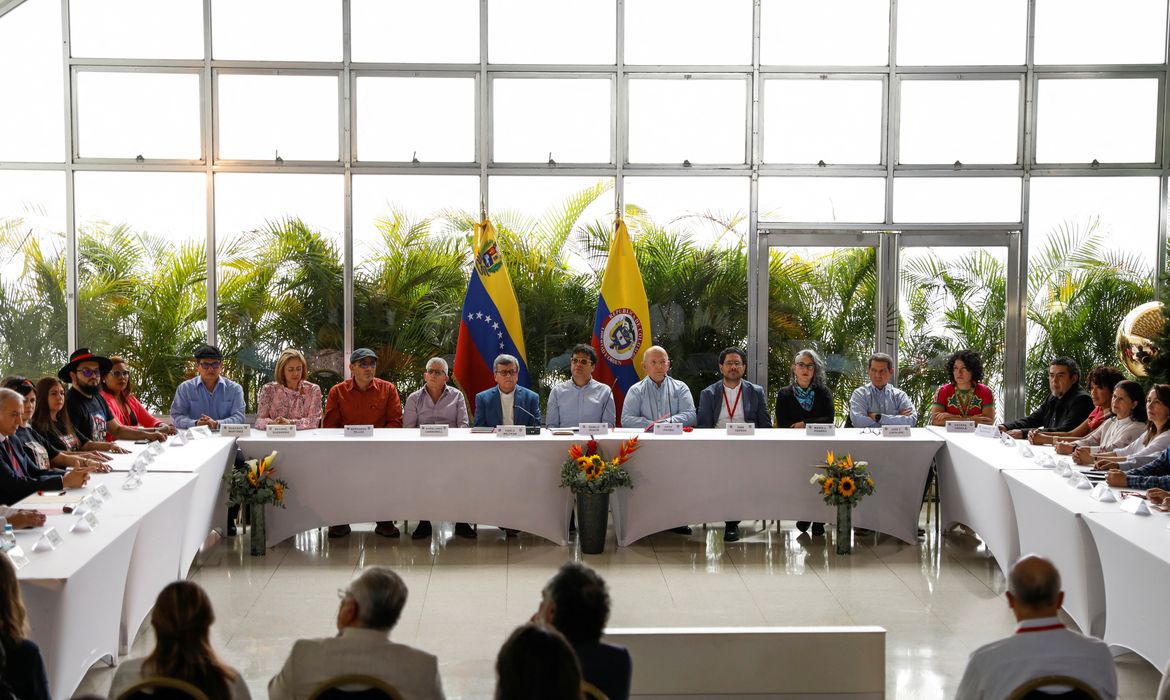 Delegações do governo da Colômbia e do grupo guerrilheiro Exército de Libertação Nacional (ELN) durante negociações em Caracas