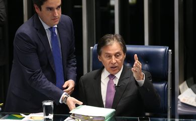 Brasília - O presidente do Senado, o senador Eunício Oliveira, durante a votação de vários projetos no Senado (Antonio Cruz/Agência Brasil)
