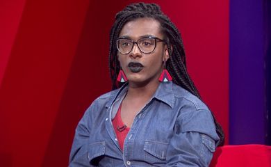Neste sábado (10), às 20h, o Rádio Criolina, programa da Nacional, exibe uma edição especial dedicada à Liniker, primeira artista transgênero brasileira a receber prêmio no Grammy Latino.