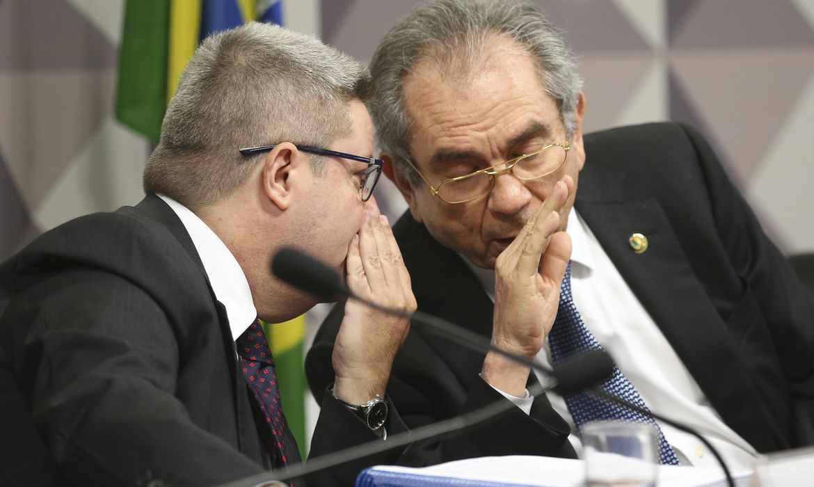 Brasília - O relator Antônio Anastasia (E) e o presidente da Comissão, Raimundo Lira, discutem o relatório de Anastasia em reunião da Comissão do Impeachment  (Fabio Rodrigues Pozzebom/Agência Brasil)