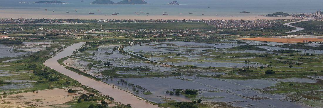 Um temporal atinge o município de Macaé, no norte fluminense, nas últimas horas, provocando o transbordamento do Rio Macaé, que corta a cidade.