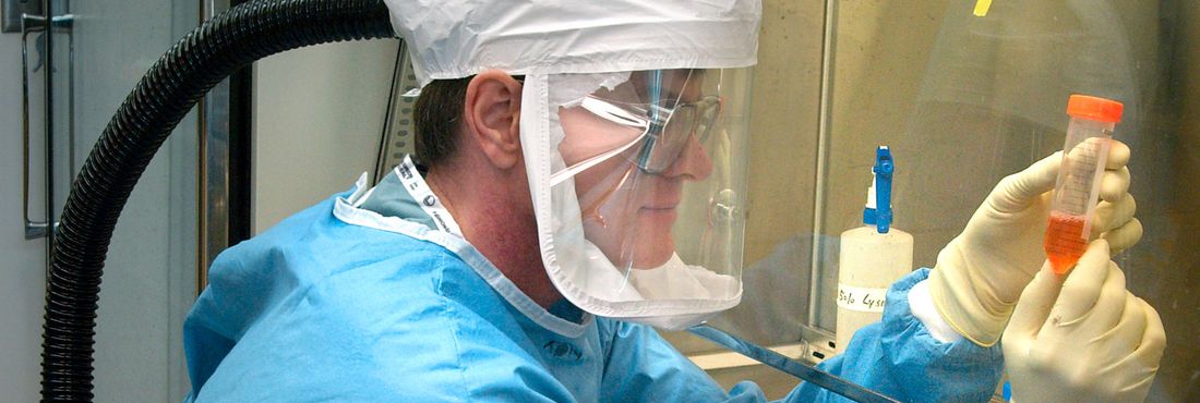 Máscara facial com insuflamento de ar Cientista realizando pesquisa sobre o vírus influenza em altas condições de segurança biológica