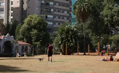 Lazer no Parque Augusta durante inverno quente e seco em São Paulo.
