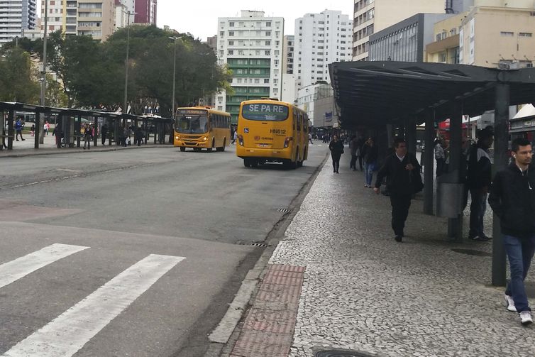 Sistema de transporte de Curitiba é considerado modelo no país, mas também é alvo de críticas dos usuários