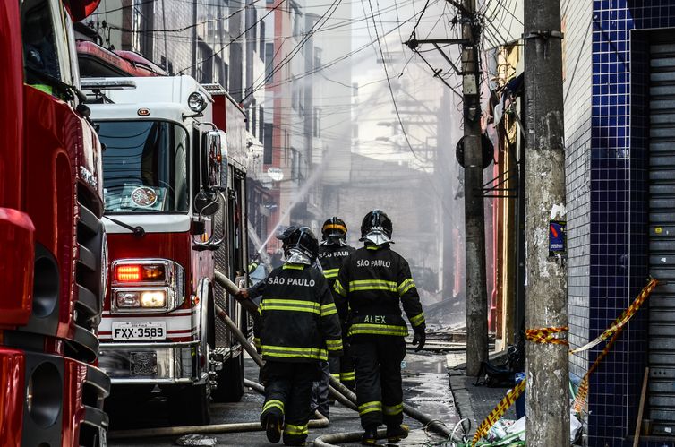 Membros do elenco de vozes de 'Fire Force' terão um dia de bombeiro