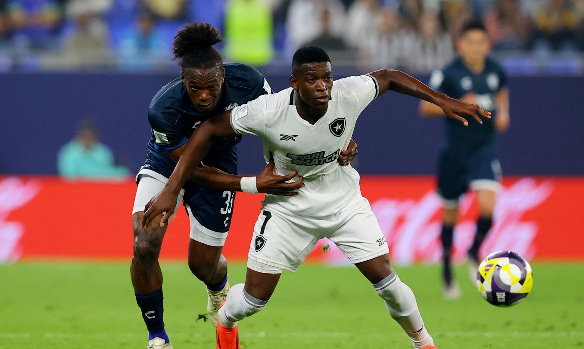 Soccer Football - Intercontinental Cup - Derby of the Americas - Botafogo v Pachuca - Stadium 974, Doha, Qatar - December 11, 2024 Botafogo's Luiz Henrique in action with Pachuca's Andres Micolta REUTERS/Ibraheem Al Omari