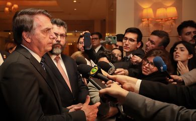  Presidente da República, Jair Bolsonaro, fala à imprensa ao término do jantar.
