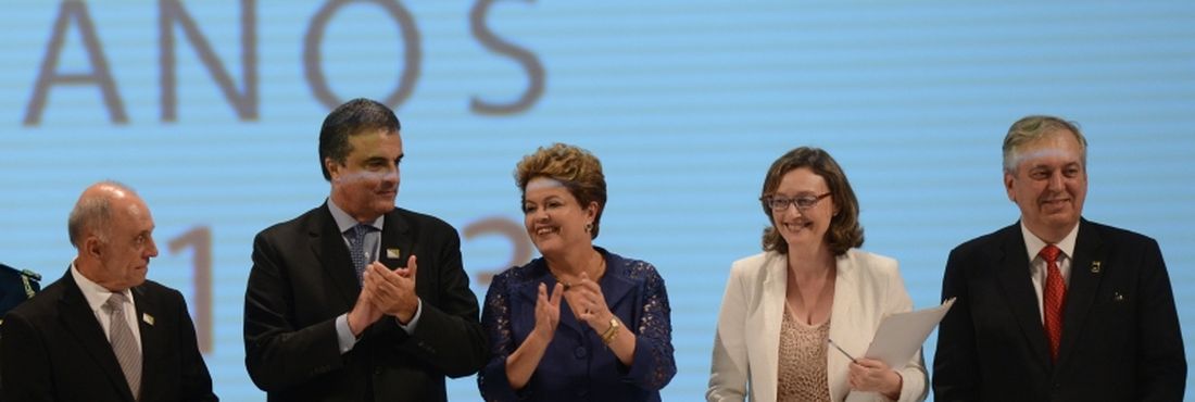 Brasília - A presidenta Dilma Rousseff participa da cerimônia de entrega do Prêmio Direitos Humanos 2013, durante o Fórum Mundial de Direitos Humanos.