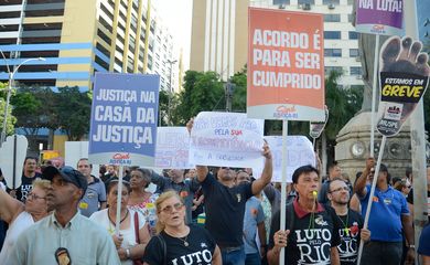 Rio de Janeiro - Servidores do estado fazem manifestação em frente à Alerj contra projeto que reconhece estado de calamidade pública na administração financeira  (Tomaz Silva/Agência Brasil)