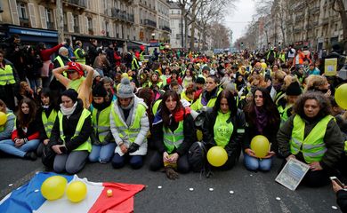 Manifestantes vestindo coletes amarelos durante ato dos Coletes amarelos femininos, em Paris, na França.