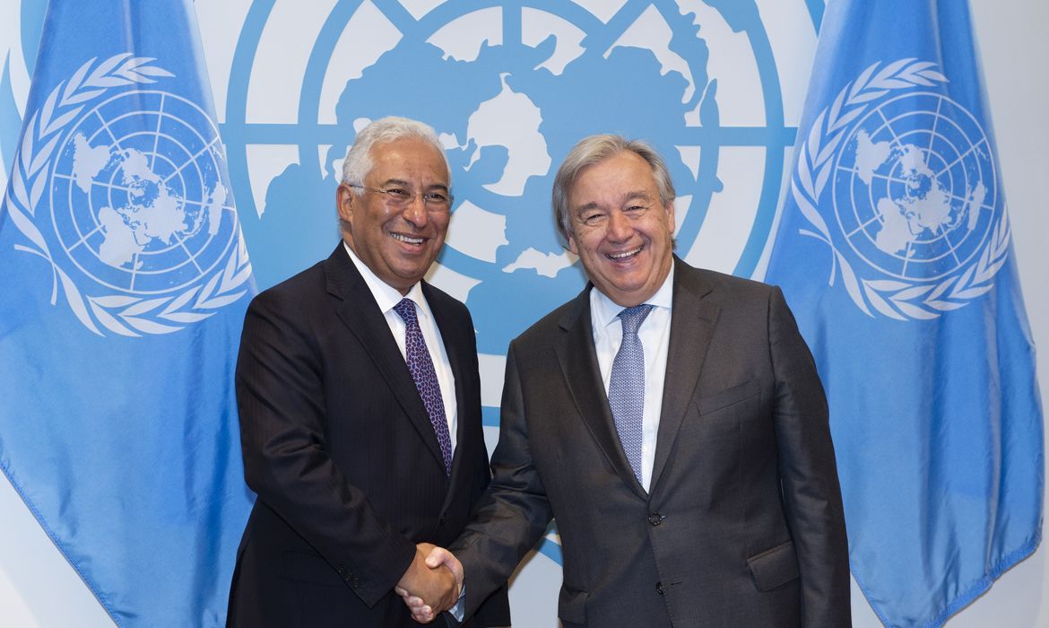 O primeiro-ministro português António Costa (E), durante encontro com o secretário-geral da ONU, António Guterres, em Nova York. 
