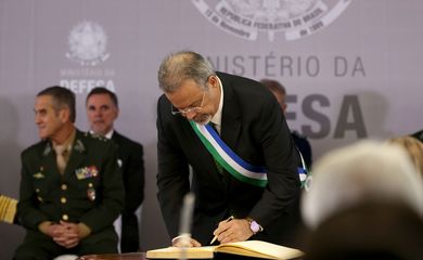 Brasília - O novo ministro da Defesa, Raul Jungmann, toma posse em cerimônia no Clube da Aeronáutica  (Wilson Dias/Agência Brasil)
