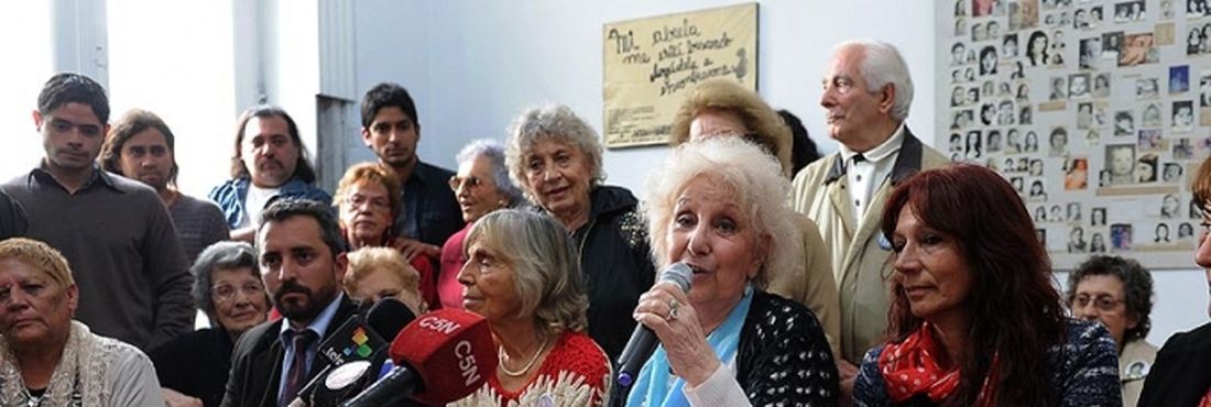 Estela de Carlotto, coordenadora das Avós da Praça de Maio, anuncia em coletiva de imprensa o encontro da neta 107