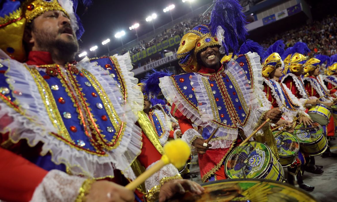 Escola de samba Águia de Ouro se apresenta na segunda noite do desfile de carnaval no Sambódromo, em São Paulo.