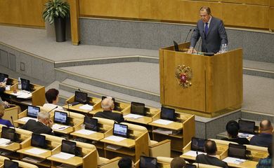 Ministro dos Negócios Estrangeiros russo, Sergei Lavrov, discursa na Câmara Baixa do Parlamento russo