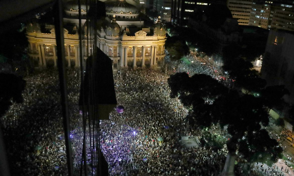 Uma multidão presta homenagem à vereadora Marielle Franco, morta a tiros no Rio de Janeiro (Marcelo Sayao/EFE/Direitos Reservados)