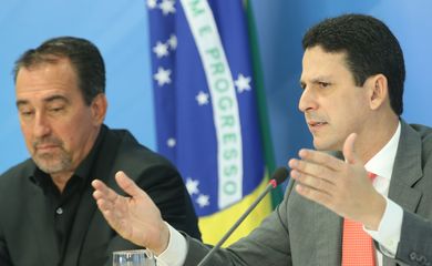 Brasília - O presidente da Caixa, Gilberto Occhi, e o ministro das Cidades, Bruno Araújo, durante anúncio de novas contratações para o Programa Minha Casa, Minha Vida (Antonio Cruz/Agência Brasil)