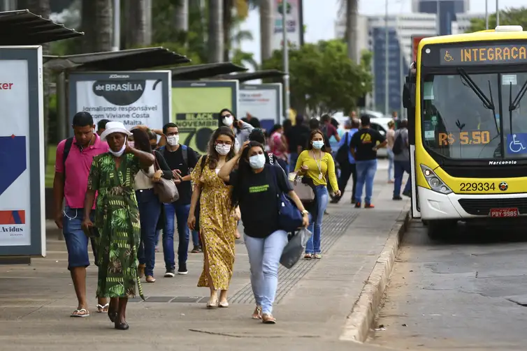 Uso de máscaras é flexibilizado ao ar livre a partir desta quarta-feira (03) no Distrito Federal.