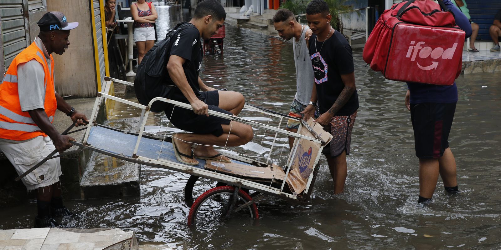 Moradores e comerciantes da comunidade de Rio das Pedras, zona oeste da cidade, sofrem com alagamentos devido às chuvas intensas que causaram estragos em vários pontos do Estado do Rio de Janeiro.